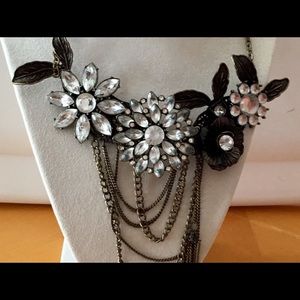STATEMENT NECKLACE